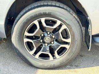 Toyota Hilux 2.4 D-4D Invincible Auto 4WD Euro 6 (s/s) 4dr