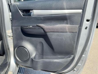 Toyota Hilux 2.4 D-4D Invincible Auto 4WD Euro 6 (s/s) 4dr