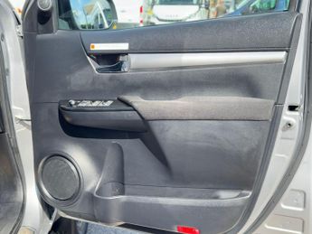 Toyota Hilux 2.4 D-4D Invincible Auto 4WD Euro 6 (s/s) 4dr