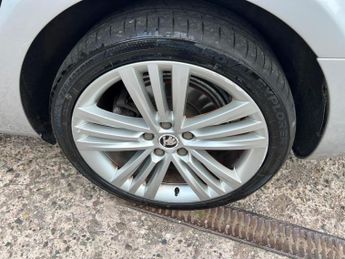 Skoda Superb 2.0 TDI Elegance DSG Euro 5 (s/s) 5dr