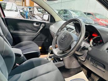 Renault Megane 1.6 VVT Dynamique 5dr
