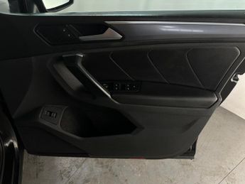 Volkswagen Tiguan 2.0 TDI R-Line Tech DSG Euro 6 (s/s) 5dr