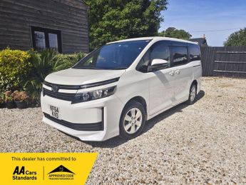 Toyota Voxy 2.0 AUTO APPLE/ANDROID CARPLAY