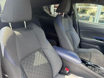 TOYOTA C-HR 2.0 VVT-h Dynamic SUV 5dr Petrol Hybrid CVT Euro 6 (s/s) (184 ps
