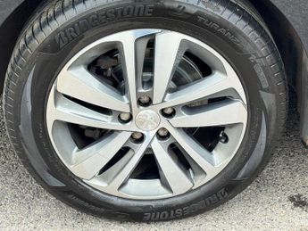 PEUGEOT TRAVELLER 2.0 BlueHDi Allure Standard MPV 5dr Diesel EAT8 MWB Euro 6 (s/s)