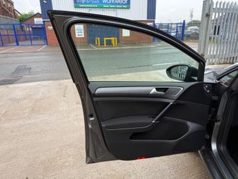 Volkswagen e-Golf 35.8kWh e-Golf Auto 5dr