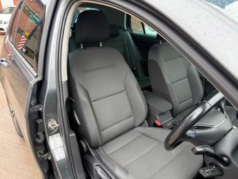 Volkswagen e-Golf 35.8kWh e-Golf Auto 5dr