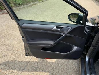 Volkswagen e-Golf 35.8kWh e-Golf Auto 5dr