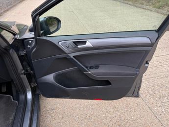 Volkswagen e-Golf 35.8kWh e-Golf Auto 5dr