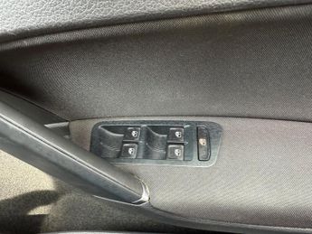 Volkswagen e-Golf 35.8kWh e-Golf Auto 5dr