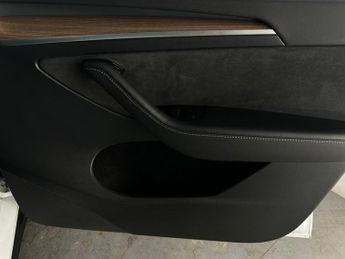 Tesla Model Y Auto RWD 5dr
