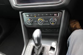Volkswagen Tiguan 2.0 TDI R-Line Tech DSG Euro 6 (s/s) 5dr