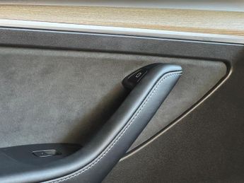 Tesla Model Y (Dual Motor) Long Range Auto 4WDE 5dr