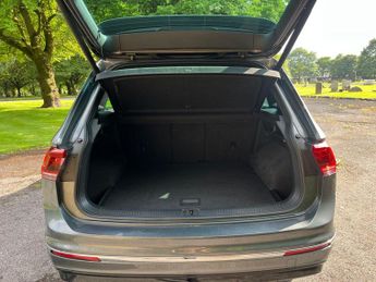 Volkswagen Tiguan 2.0 TDI R-Line Tech DSG Euro 6 (s/s) 5dr