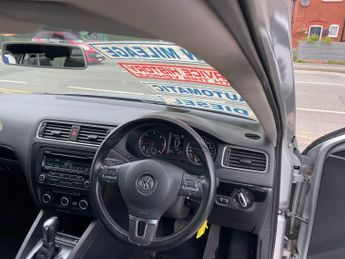 Volkswagen Jetta 1.6 TDI BlueMotion Tech SE DSG Euro 5 (s/s) 4dr