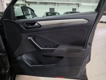 Volkswagen T-Roc 1.5 TSI EVO Design DSG Euro 6 (s/s) 5dr