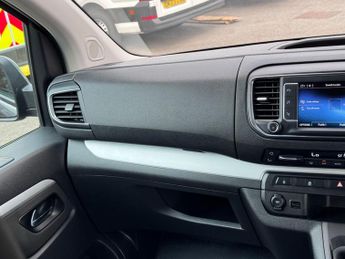 Toyota PROACE Verso 1.5D Shuttle Medium MPV MWB Euro 6 (s/s) 5dr (9 Seat)