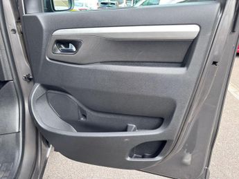 Toyota PROACE Verso 1.5D Shuttle Medium MPV MWB Euro 6 (s/s) 5dr (9 Seat)