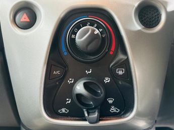 Toyota AYGO 1.0 VVT-i x-play x-shift Euro 5 5dr Euro 5