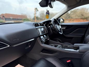 Jaguar F-PACE 2.0 D180 Prestige Auto AWD Euro 6 (s/s) 5dr