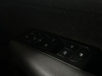 Volvo XC40 2.0 B4 MHEV R-Design Auto AWD Euro 6 (s/s) 5dr