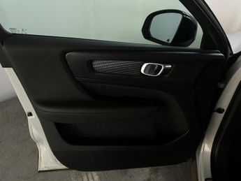 Volvo XC40 2.0 B4 MHEV R-Design Auto AWD Euro 6 (s/s) 5dr