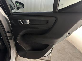 Volvo XC40 2.0 B4 MHEV R-Design Auto AWD Euro 6 (s/s) 5dr