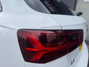 AUDI A6 AVANT 2.0 TDI ultra Black Edition Estate 5dr Diesel S Tronic Euro 6 (s