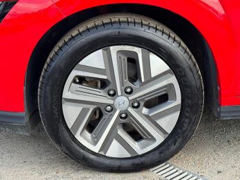 Hyundai KONA 64kWh Premium Auto 5dr (10.5kW Charger)