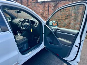Volkswagen Tiguan 2.0 TDI BlueMotion Tech R-Line DSG 4WD Euro 5 (s/s) 5dr (Nav)