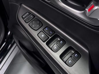 Hyundai KONA 39kWh Premium SUV 5dr Electric Auto (10.5kW Charger) (136 ps)