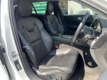 Volvo V60 2.0 B4 MHEV Momentum Auto Euro 6 (s/s) 5dr