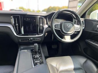 Volvo V60 2.0 B4 MHEV Momentum Auto Euro 6 (s/s) 5dr