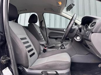 Ford Focus 1.6 Zetec 5dr