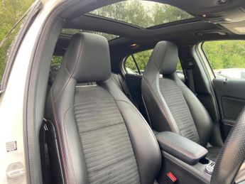 Mercedes-Benz GLA 2.1 GLA220d AMG Line (Premium Plus) 7G-DCT 4MATIC Euro 6 (s/s) 5