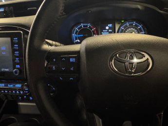 Toyota Hilux 2.8 D-4D Invincible X Auto 4WD Euro 6 (s/s) 4dr