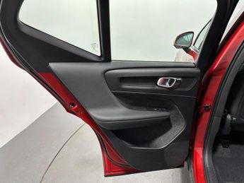 Volvo XC40 2.0 B4 MHEV Momentum Auto Euro 6 (s/s) 5dr