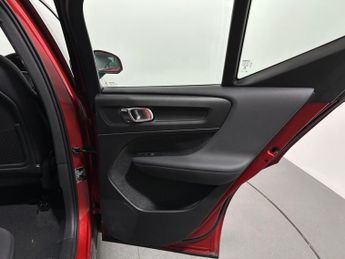 Volvo XC40 2.0 B4 MHEV Momentum Auto Euro 6 (s/s) 5dr