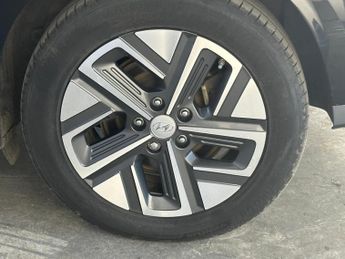 Hyundai KONA 64kWh Premium Auto 5dr (10.5kW Charger)
