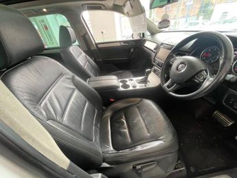 Volkswagen Touareg 3.0 TDI V6 BlueMotion Tech R-Line Tiptronic 4WD Euro 5 (s/s) 5dr
