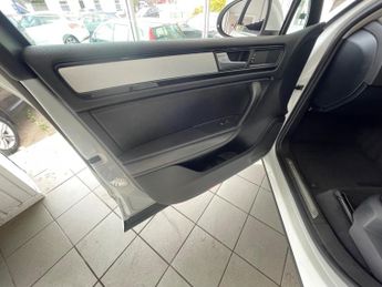 Volkswagen Touareg 3.0 TDI V6 BlueMotion Tech R-Line Tiptronic 4WD Euro 5 (s/s) 5dr
