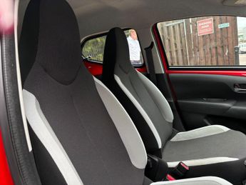 Toyota AYGO 1.0 VVT-i x-play x-shift Euro 6 5dr