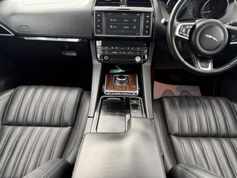 Jaguar F-PACE 2.0 D240 Portfolio Auto AWD Euro 6 (s/s) 5dr