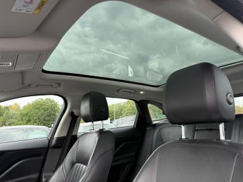 Jaguar F-PACE 2.0 D240 Portfolio Auto AWD Euro 6 (s/s) 5dr