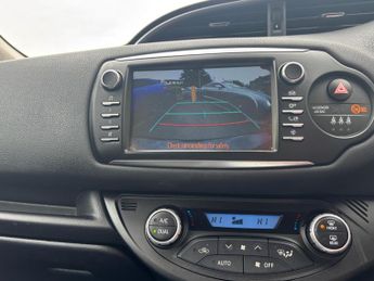 Toyota Yaris 1.5 VVT-h Y20 Bi-tone E-CVT Euro 6 (s/s) 5dr
