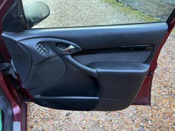 Ford Focus 2.0i 16v Ghia 5dr