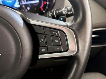Jaguar F-PACE 2.0 D180 Portfolio Auto AWD Euro 6 (s/s) 5dr
