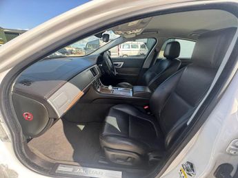Jaguar XF 2.2d Luxury Auto Euro 5 (s/s) 4dr