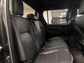 Toyota Hilux 2.4 D-4D Invincible X Auto 4WD Euro 6 4dr (TSS, 3.5t)