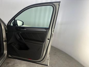 Volkswagen Tiguan 2.0 TDI R-Line Tech DSG Euro 6 (s/s) 5dr